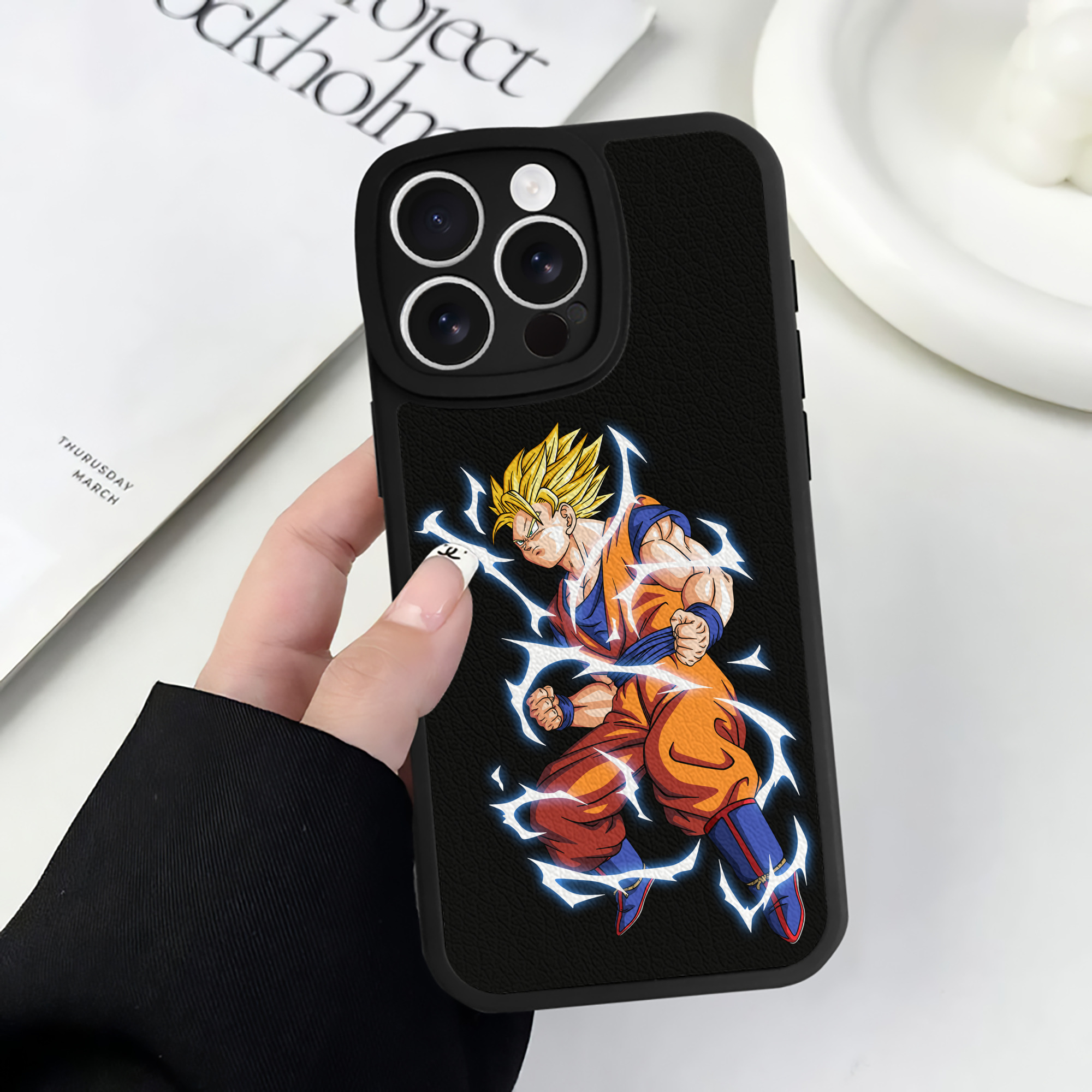 （画像用） ドラゴンボール 孫悟空（そん ごくう）Son Goku カカロット DRAGON BALL Kakarotto 【iPhone 16シリーズ対応】シリコンスマホケース（レザー調） 材質：シリコン